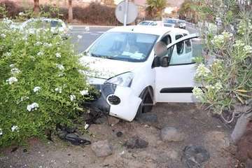 Una furgoneta se salta el bordillo e invade la glorieta de El Roque (Telde)/TA.